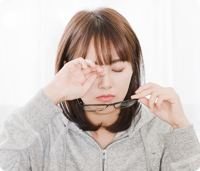 女患者揉眼睛為結膜炎或紅眼症症狀表現