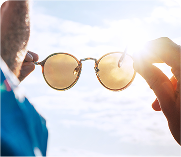 佩戴防紫外線太陽眼鏡以預防飛蚊症
