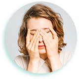 女患者眼睛脹痛為青光眼症狀表現