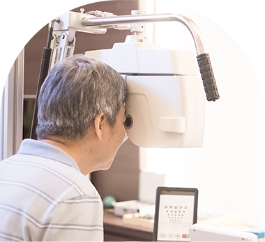年長者定期進行眼睛檢查以預防黃斑病變