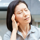 女患者眼瞼痙攣為角膜破皮症狀表現