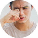 男患者眼睛不適為角膜炎症狀表現