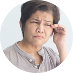 女患者眼睛疼痛為角膜炎症狀表現
