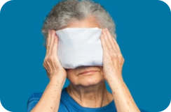 老年女患者使用熱敷方式進行眼臉炎治療