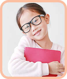 戴眼鏡的女童微笑展現弱視治療成效