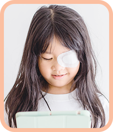 女童透過遮眼治療進行弱視治療