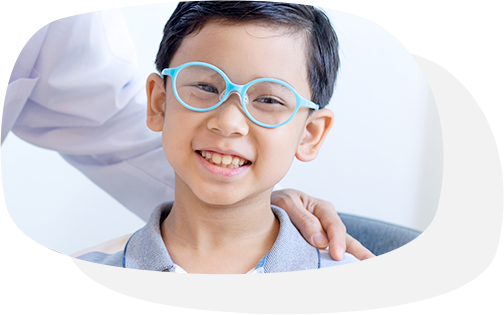 患有弱視的男童佩戴眼鏡以改善屈光不正