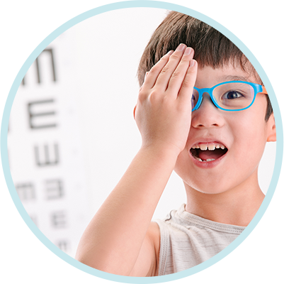 男童戴眼鏡進行視力檢查以控制近視