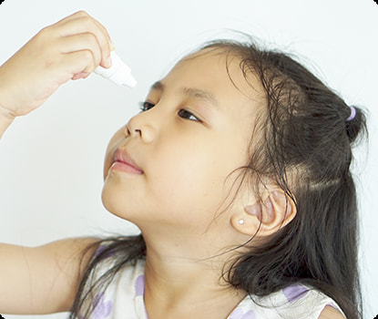 女童使用阿托品眼藥水以控制近視