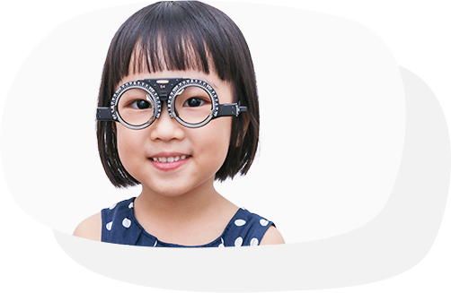 患有弱視的女童配戴驗光眼鏡進行視力檢查
