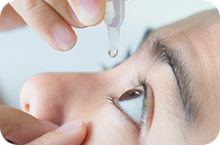 使用抗生素眼藥水進行眼臉炎治療