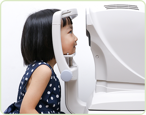 女童透過驗眼服務進行眼睛檢查