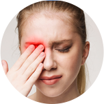 女患者眼紅為角膜炎症狀表現