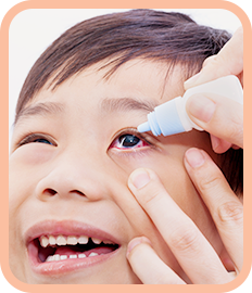 男童使用放大瞳孔藥水進行弱視治療