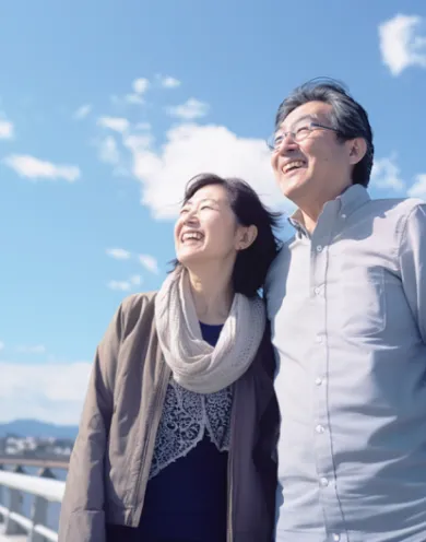 植入多焦點人工晶體的夫婦享受戶外陽光