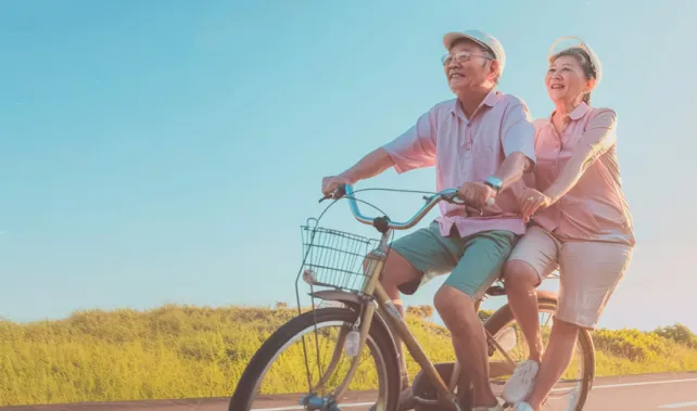 植入多焦點人工晶體的夫婦享受踩單車樂趣表現良好生活